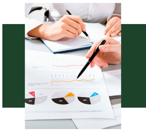 Imagem de pessoas efetuando cálculos de custos